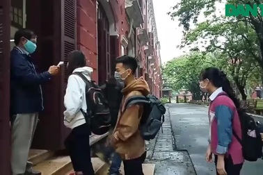 HS Huế xếp hàng đo thân nhiệt, ngồi giãn cách ngày đầu đi học trở lại
