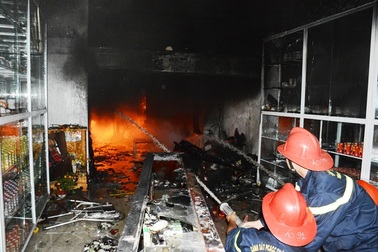 Cháy trụi nhà nấu dầu tràm, 1 giờ chật vật với lính cứu hoả