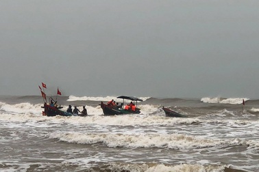 Cứu sống 2 ngư dân bị chìm thuyền trên biển