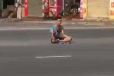 Thanh niên liều mạng... ngồi thiền giữa đường bất chấp dòng xe ngược xuôi