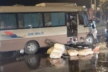 Yên Bái: Va chạm giữa ô tô khách và xe đầu kéo, 4 người bị thương