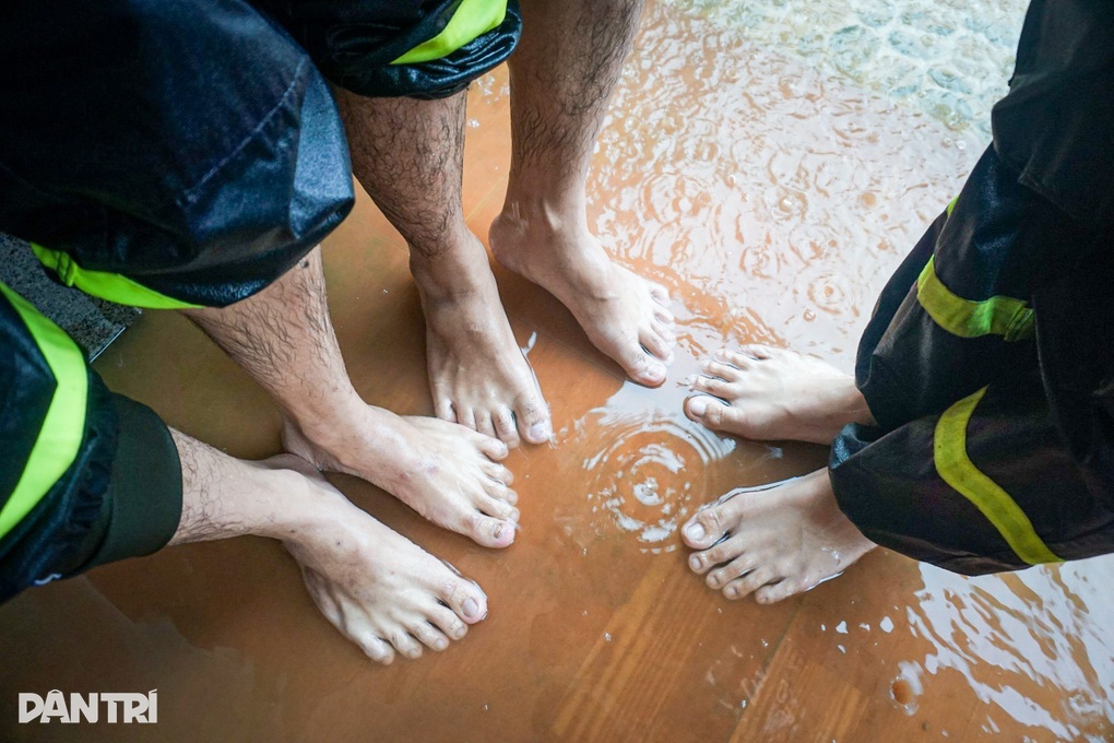 Những đôi chân trần xuyên đêm lội nước lũ - 3 Những đôi chân trần xuyên đêm lội nước lũ - 3