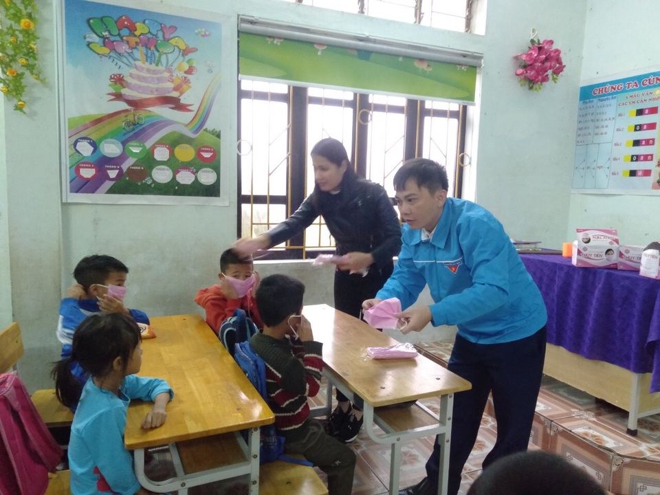 Phát 5.000 khẩu trang, nước rửa tay miễn phí cho học sinh vùng biển - 17 Phát 5.000 khẩu trang, nước rửa tay miễn phí cho học sinh vùng biển - 17