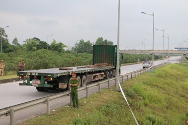 Hoàn tất thực nghiệm hiện trường vụ xe container đâm Innova đi lùi trên cao tốc