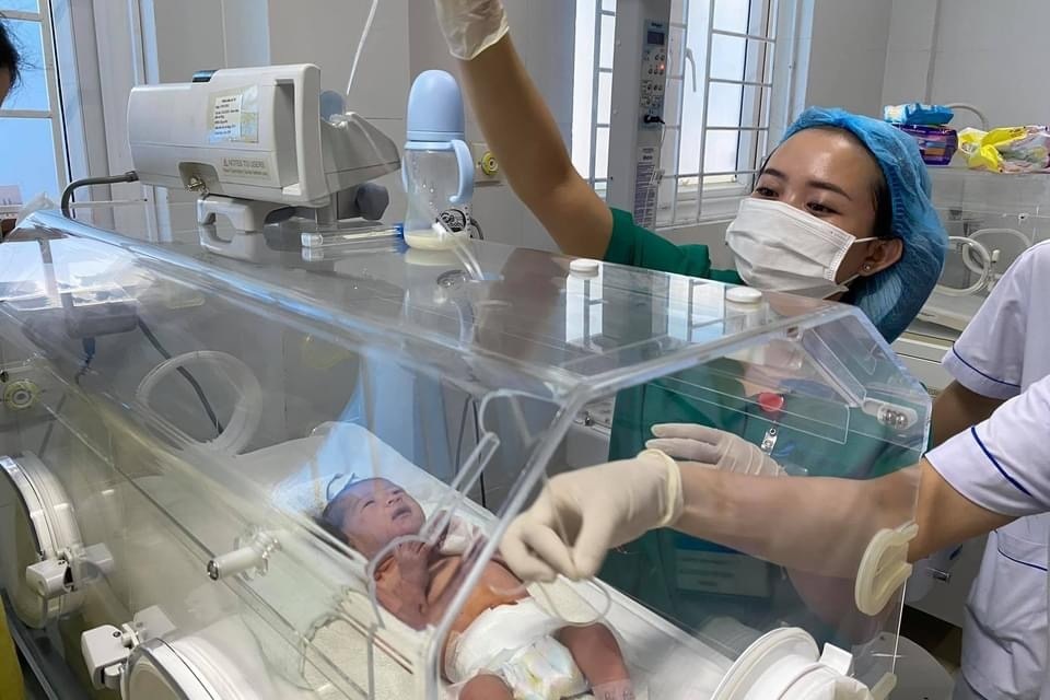 Cả khoa Nhi cùng làm mẹ của bé Rơi bị bỏ trên bãi biển - 1 Cả khoa Nhi cùng làm mẹ của bé Rơi bị bỏ trên bãi biển - 1