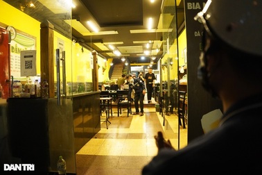 Hà Nội có cần thiết cấm hàng quán ăn uống hoạt động sau 21h?