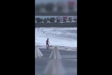 Sau nụ hôn với bạn trai, cô gái bị sóng cuốn trôi ra biển và tử vong