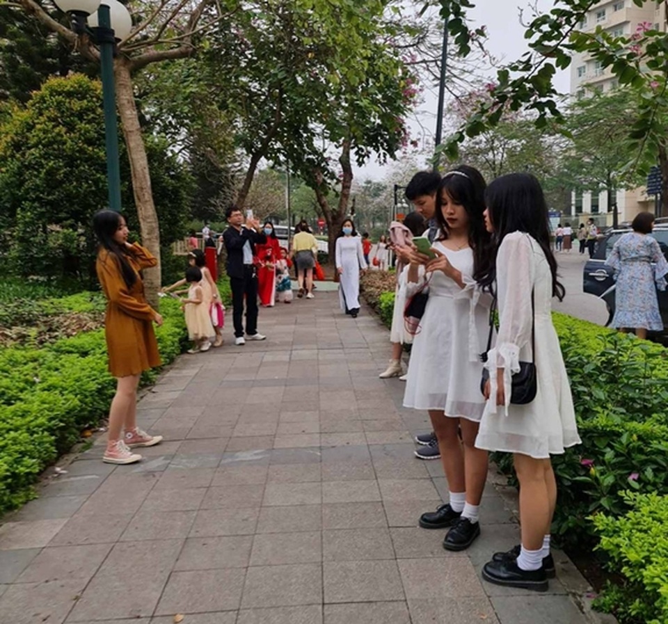 Hàng nghìn người tụ tập chụp ảnh hoa ban tại khu đô thị Nam Thăng Long - 9 Hàng nghìn người tụ tập chụp ảnh hoa ban tại khu đô thị Nam Thăng Long - 9