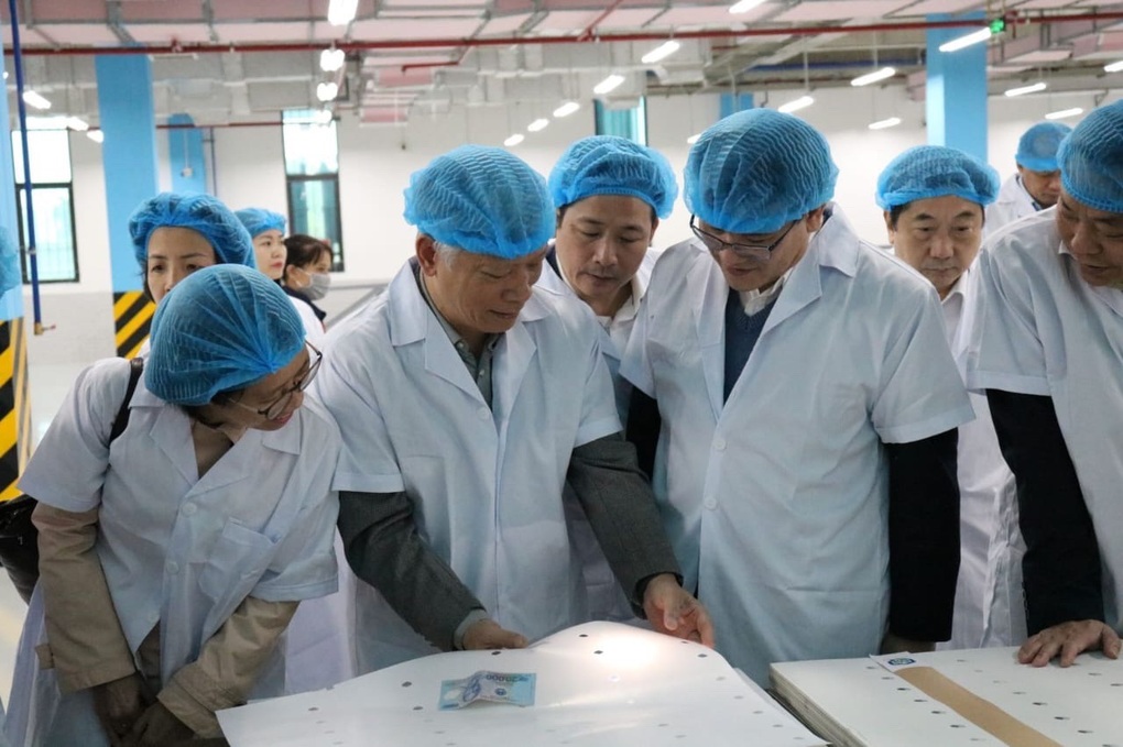 Việt Nam làm chủ công nghệ sản xuất giấy nền đa lớp in tiền - 3 Việt Nam làm chủ công nghệ sản xuất giấy nền đa lớp in tiền - 3