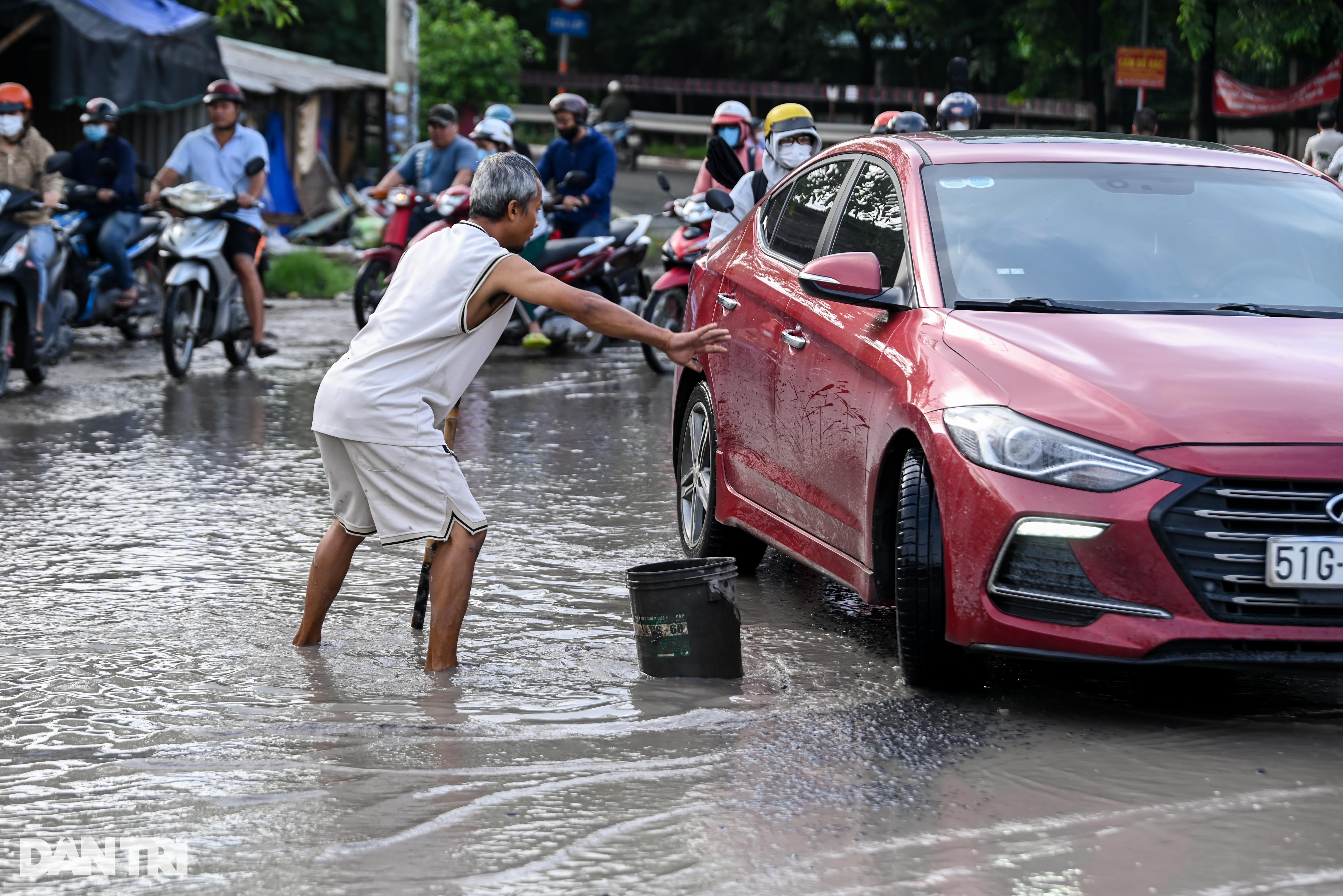 Hàng trăm ổ gà, ổ voi trên con đường dài khoảng 2km ở TP Thủ Đức - 10