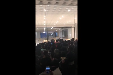 Những kẻ biểu tình quá khích phá cửa Apple Store và lấy cắp sản phẩm