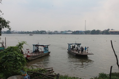 Va chạm tàu trên sông, 2 vợ chồng thương vong