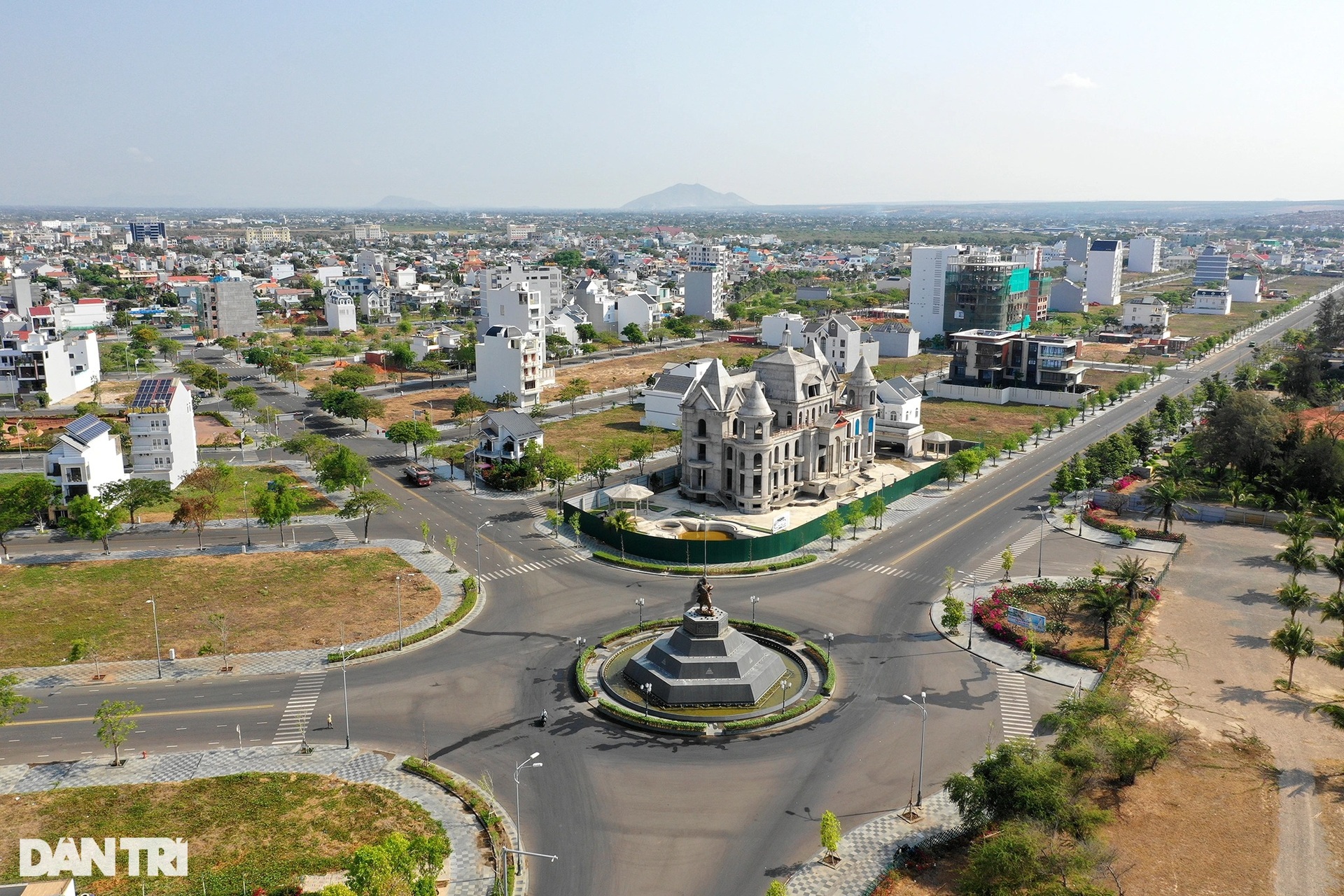 Cận cảnh dự án biến sân golf thành khu đô thị đang bị Bộ Công an kiểm tra - 5 Cận cảnh dự án biến sân golf thành khu đô thị đang bị Bộ Công an kiểm tra - 5