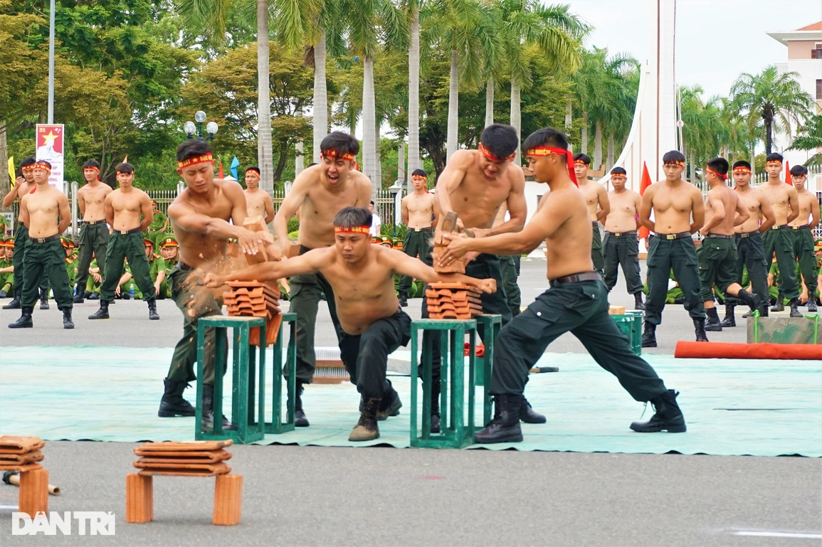 Ấn tượng màn võ thuật xuất sắc của chiến sĩ công an - 5 Ấn tượng màn võ thuật xuất sắc của chiến sĩ công an - 5