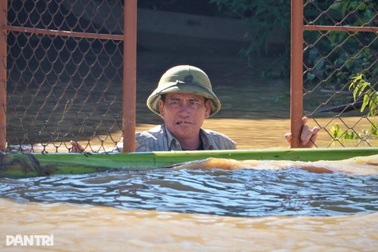 Lũ bủa vây suốt 5 ngày sau bão Bualoi, người quá cố vẫn chưa thể an táng