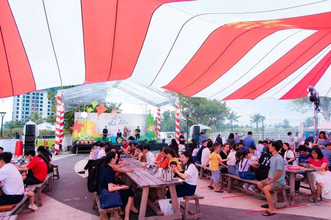 “Lễ hội thả diều – Trở về tuổi thơ” diễn ra tại Vinhomes Grand Park có hơn 500 cư dân và du khách tham gia.