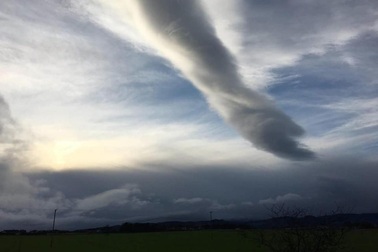 Đám mây kỳ lạ như “cánh tay người khổng lồ” vươn xuống trái đất