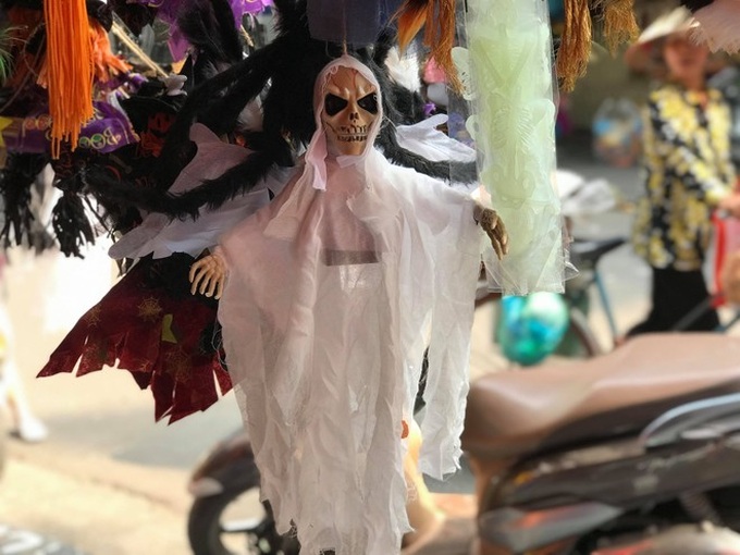 “Ma quỷ” Halloween xuống phố Hàng Mã: Càng kinh dị càng đắt tiền - Ảnh 7. “Ma quỷ” Halloween xuống phố Hàng Mã: Càng kinh dị càng đắt tiền - Ảnh 7.