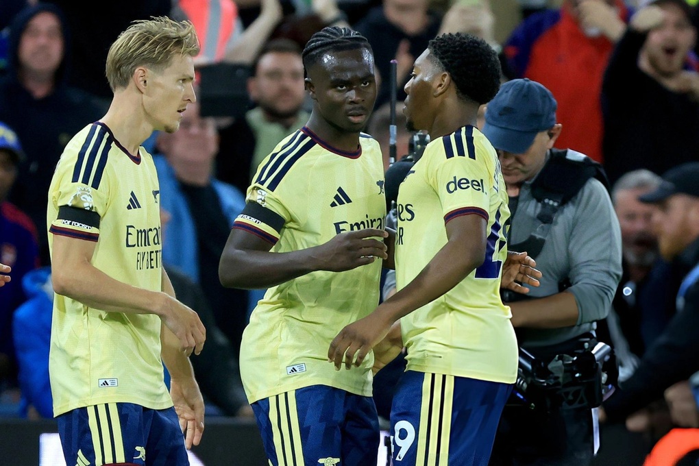 Saka tỏa sáng, Arsenal hạ Aston Villa trên sân khách - 2