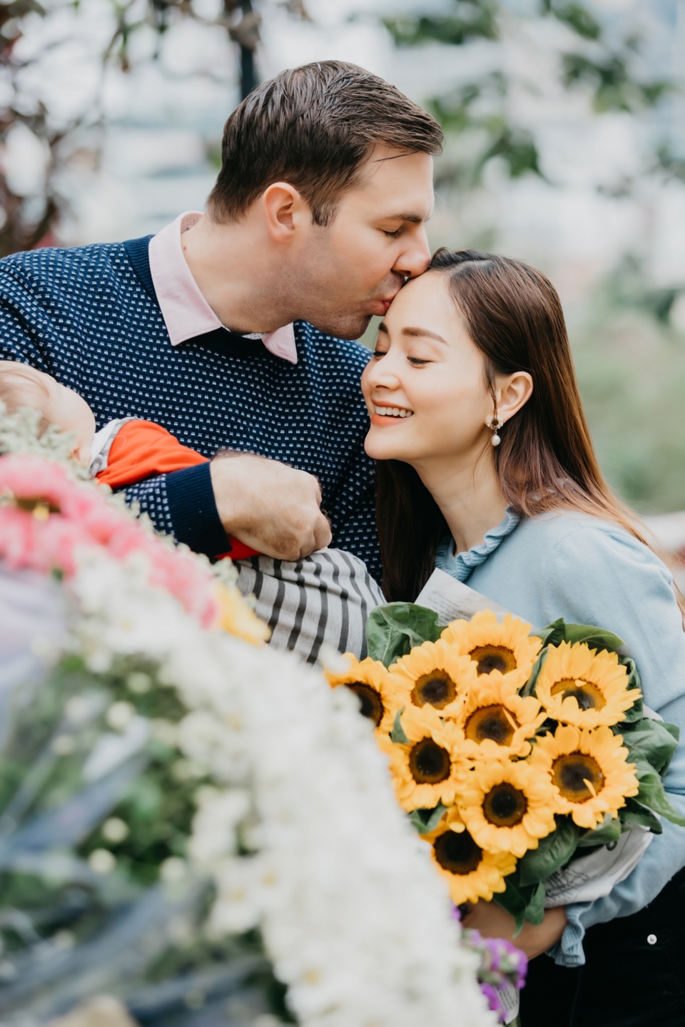 Lan Phương được chồng ngoại quốc hôn đắm đuối khi đi chợ Việt sắm Tết Tây - 3 Lan Phương được chồng ngoại quốc hôn đắm đuối khi đi chợ Việt sắm Tết Tây - 3