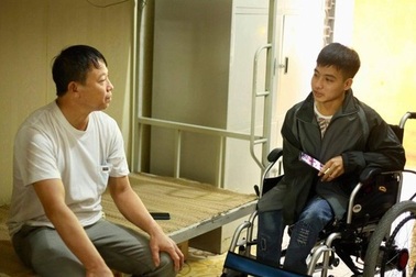 Nam sinh được bạn cõng đi học 10 năm và “gia đình" đặc biệt ở kí túc xá