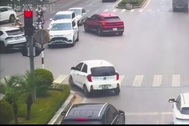 "Luật đã cấm quay đầu trên vạch đi bộ bao lâu nay, sao giờ còn tranh cãi?"