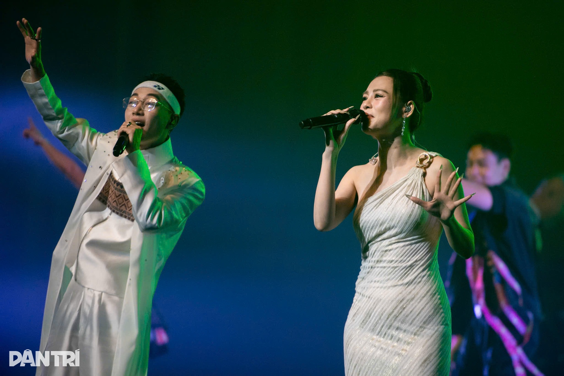 Những khoảnh khắc ấn tượng, bùng nổ trong concert Rực rỡ ngày mới - 16 Những khoảnh khắc ấn tượng, bùng nổ trong concert Rực rỡ ngày mới - 16