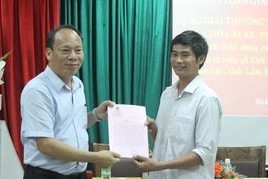 “Để xe khách tựa vào, tôi rà thật chắc chân thắng”