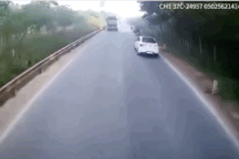 Một xe máy gián tiếp "hạ gục" 3 ô tô trong tình huống gây tranh cãi