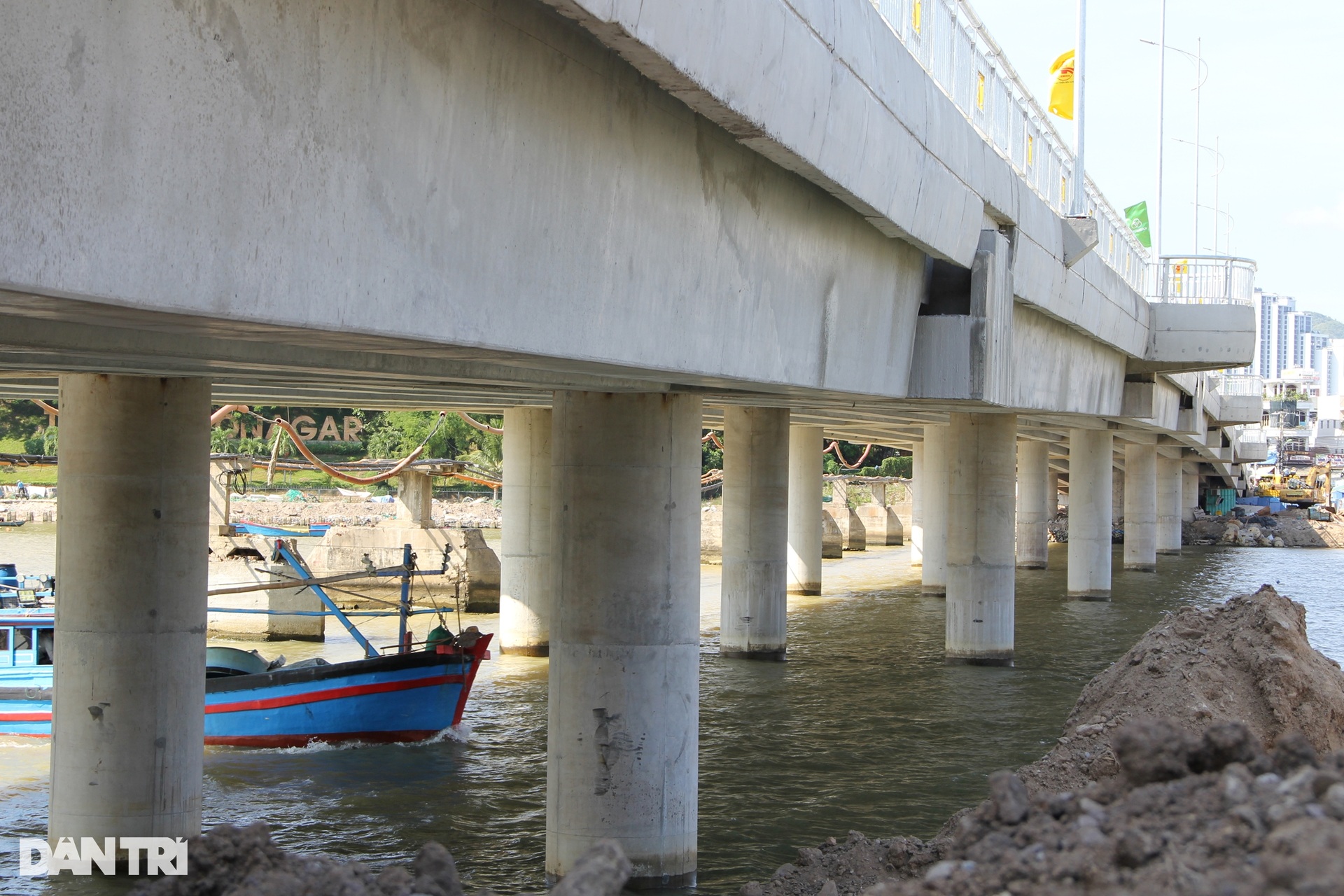 Thông xe cây cầu 250 tỷ đồng chạy qua trung tâm thành phố Nha Trang - 5 Thông xe cây cầu 250 tỷ đồng chạy qua trung tâm thành phố Nha Trang - 5