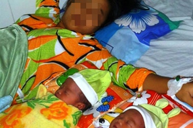 Bà mẹ 16 tuổi sinh đôi 