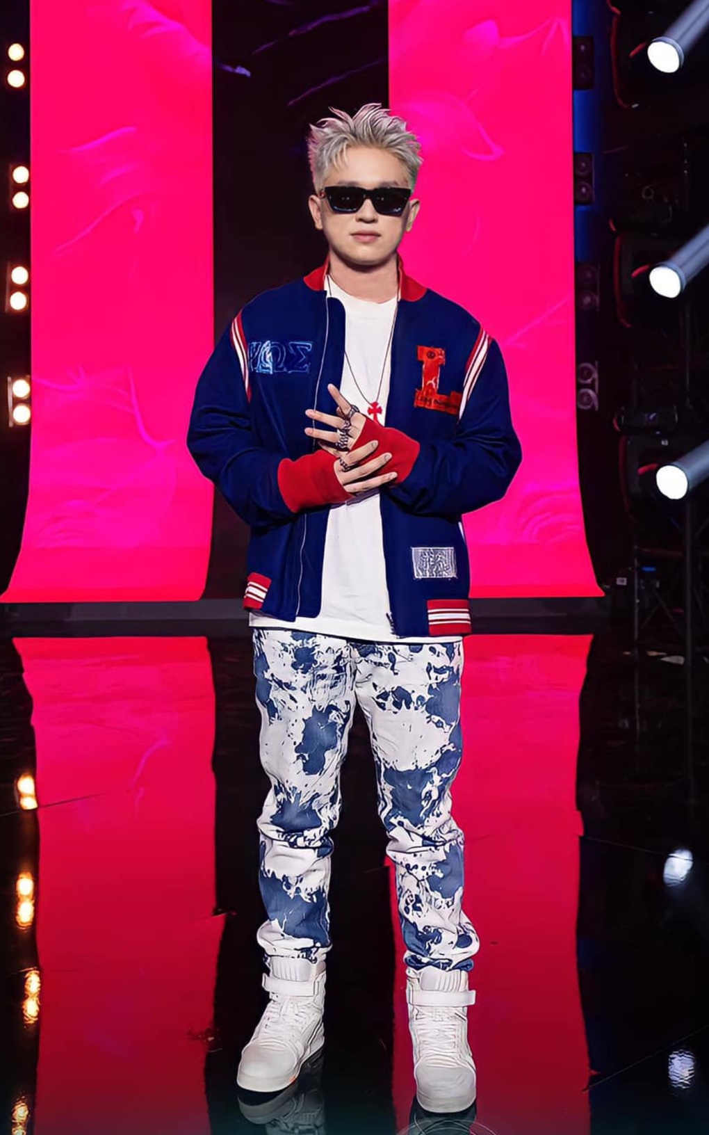Bóc đồ B Ray tại Rap Việt: Thuê 3 stylist, đeo đồng hồ 1,4 tỷ đồng - 2 Bóc đồ B Ray tại Rap Việt: Thuê 3 stylist, đeo đồng hồ 1,4 tỷ đồng - 2