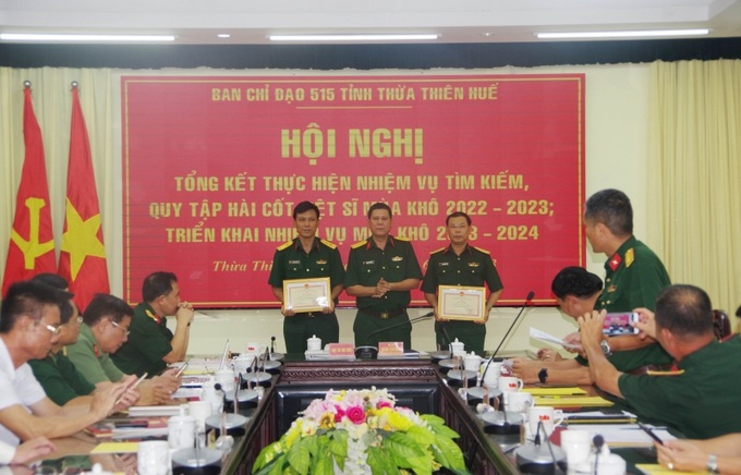 Đại tá Hoàng Văn Nhân, Phó trưởng Ban Thường trực Ban Chỉ đạo 515 tỉnh, Chính uỷ Bộ CHQS tỉnh Thừa Thiên Huế trao khen thưởng cho 2 tập thể