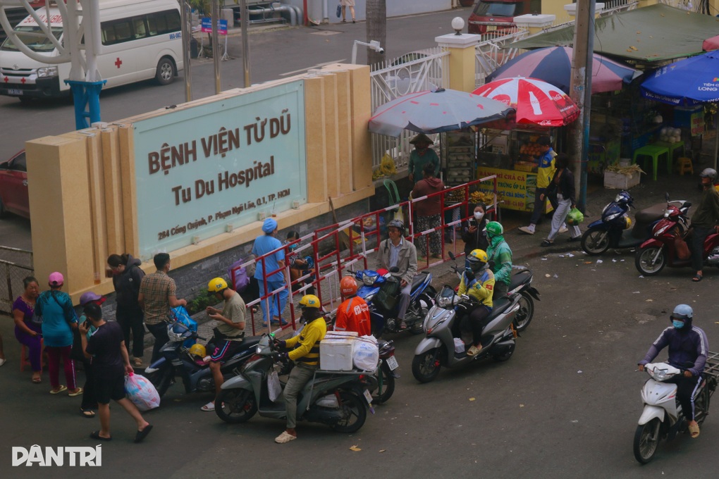 Lòng đường ở TPHCM biến thành bãi đậu xe bất chấp biển cấm, gây ùn tắc - 4