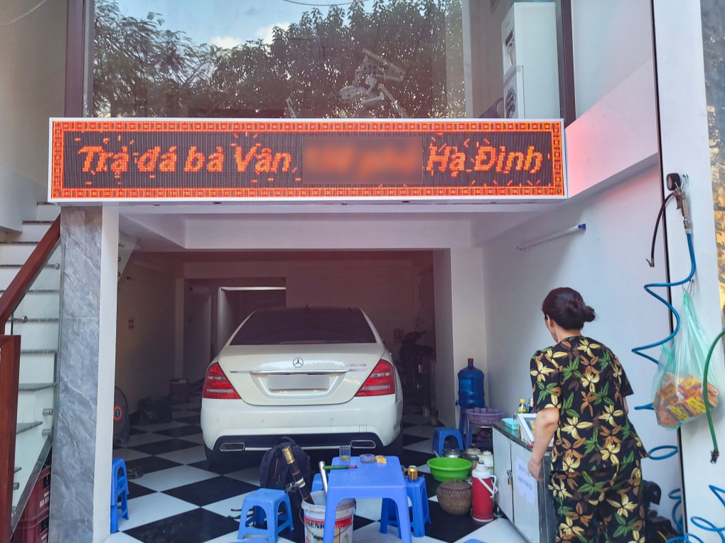 Sự thật chủ quán trà đá Hà Nội, sáng bán trà đá, chiều đi xế hộp tiền tỷ - 2 Sự thật chủ quán trà đá Hà Nội, sáng bán trà đá, chiều đi xế hộp tiền tỷ - 2
