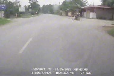 Ô tô phanh dúi dụi, lao sang làn ngược chiều vì bị xe máy "ú òa"