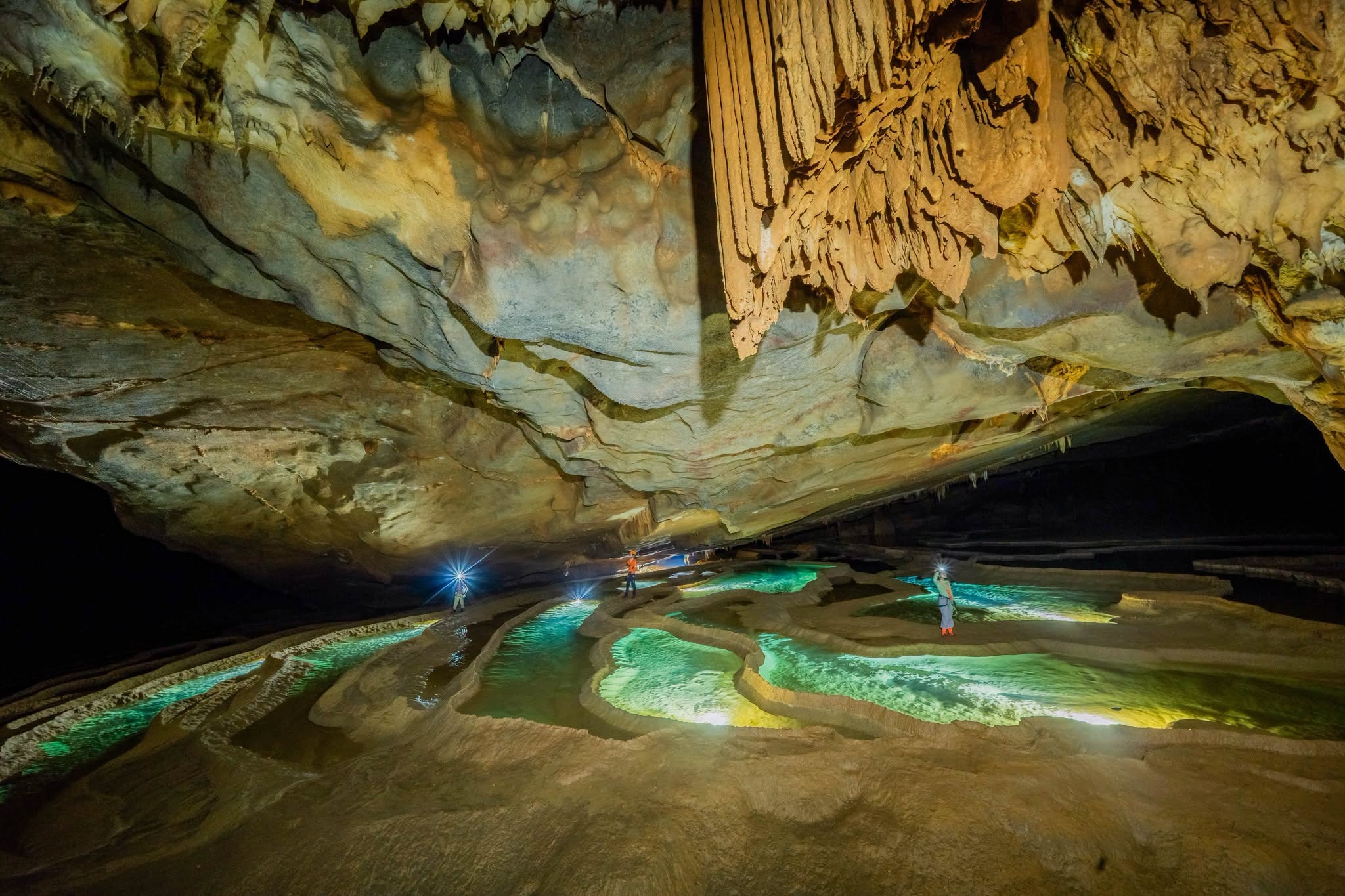 Gallery - Choáng ngợp với ngọc động, hồ canxi tuyệt đẹp trong “cung điện thạch nhũ” | Báo Dân trí