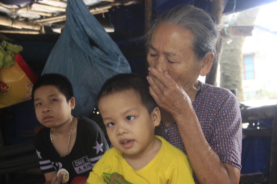 Đau nhói lòng cảnh vợ chồng tiều phu vật vã nuôi 3 con thơ bại não - 2 Đau nhói lòng cảnh vợ chồng tiều phu vật vã nuôi 3 con thơ bại não - 2