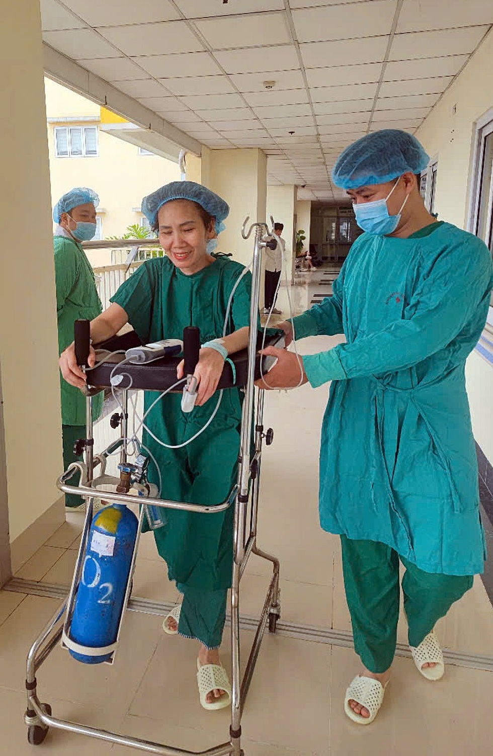 Chị được tái sinh nhờ lá phổi của người em được chuyển từ Nam ra Bắc - 1