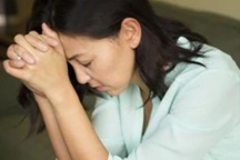 5 năm sau cưới con dâu chưa có bầu, lật tấm chăn lên mẹ chồng òa khóc