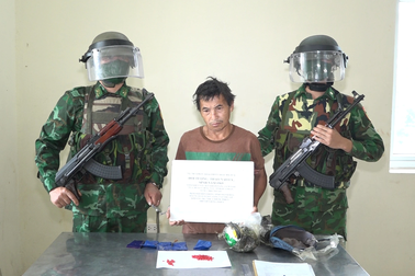 Bắt giữ người nước ngoài vận chuyển 2kg thuốc phiện