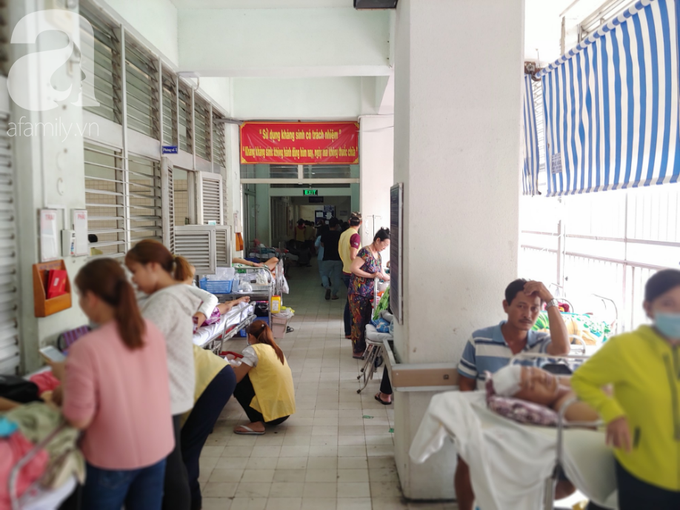 Người chồng bị liệt vì lao lực kiếm tiền nuôi vợ mù và 3 con nhỏ được ủng hộ 110 triệu đồng, đã xuất viện - Ảnh 2. Người chồng bị liệt vì lao lực kiếm tiền nuôi vợ mù và 3 con nhỏ được ủng hộ 110 triệu đồng, đã xuất viện - Ảnh 2.