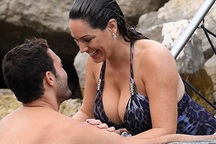 “Nghẹt thở” với đường cong “thiêu đốt” của Kelly Brook