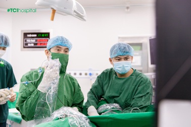 Ngăn nguy cơ hỏng thận do sỏi 10 năm tuổi nhờ tán sỏi nội soi ống mềm