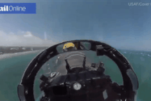 Màn nhào lộn ngoạn mục của máy bay “ong bắp cày” Mỹ nhìn từ buồng lái