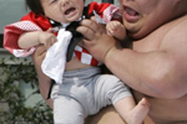 Cuộc thi “Trẻ con khóc” ở Nhật Bản