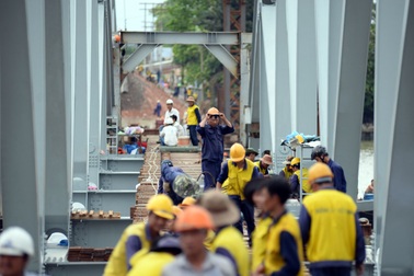 Những công việc cuối cùng trước giờ thông tàu cầu Ghềnh