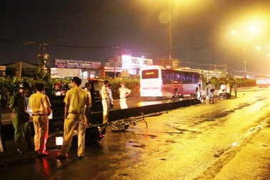 Truy tìm chiếc ô tô cán chết 2 người rồi bỏ chạy trong đêm