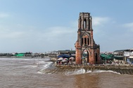 Chiêm ngưỡng vẻ đẹp hoang sơ của nhà thờ đổ nằm sát bờ biển ở Nam Định