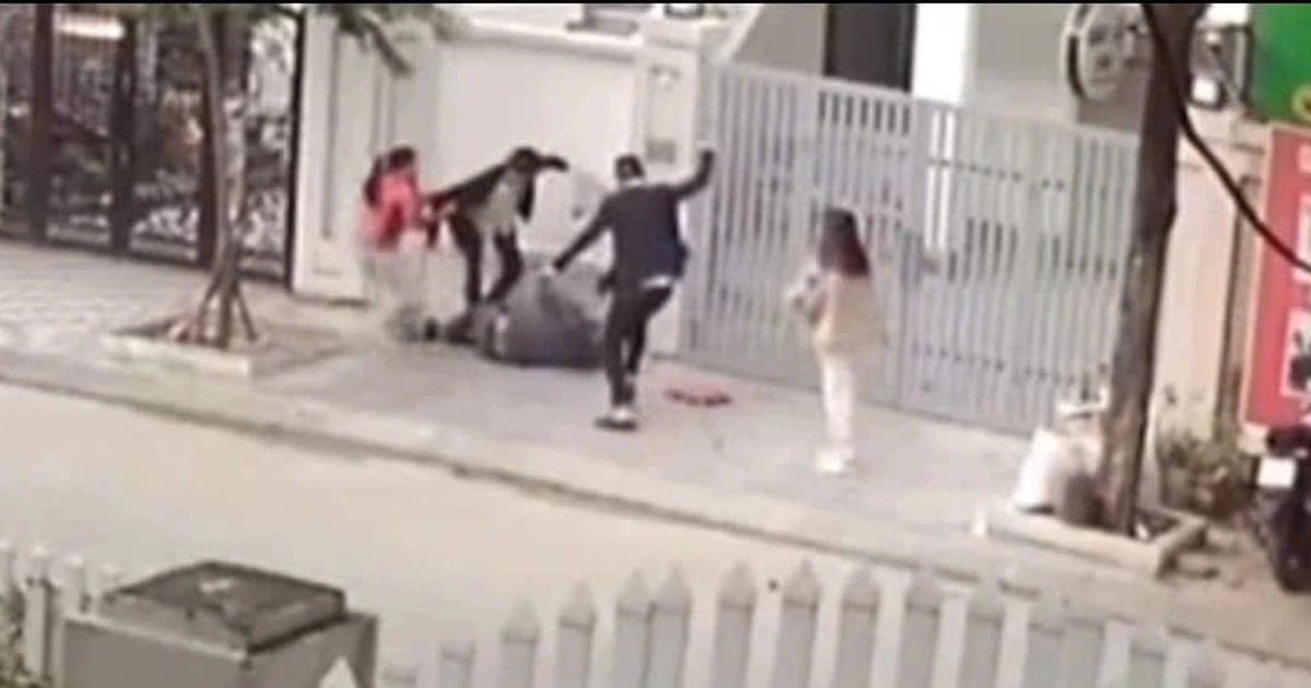 Người đàn ông bị đánh hội đồng trên vỉa hè ở Hà Nội